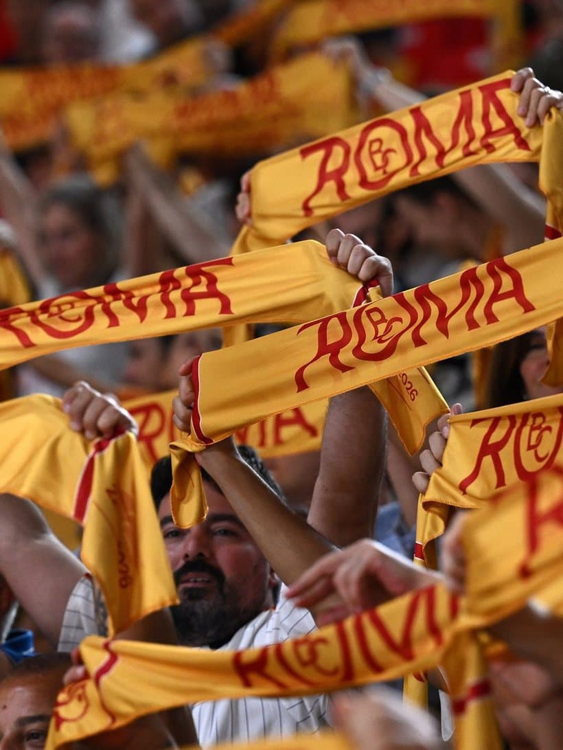 Le sciarpe ROMA alzate dal pubblico durante la presentazione della squadra